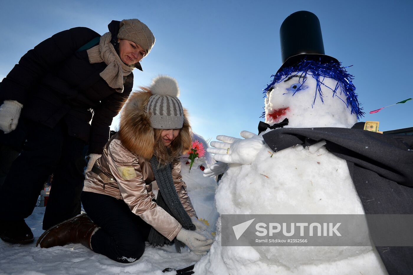 Snowman-building art competition