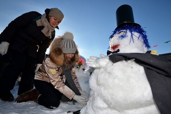 Snowman-building art competition