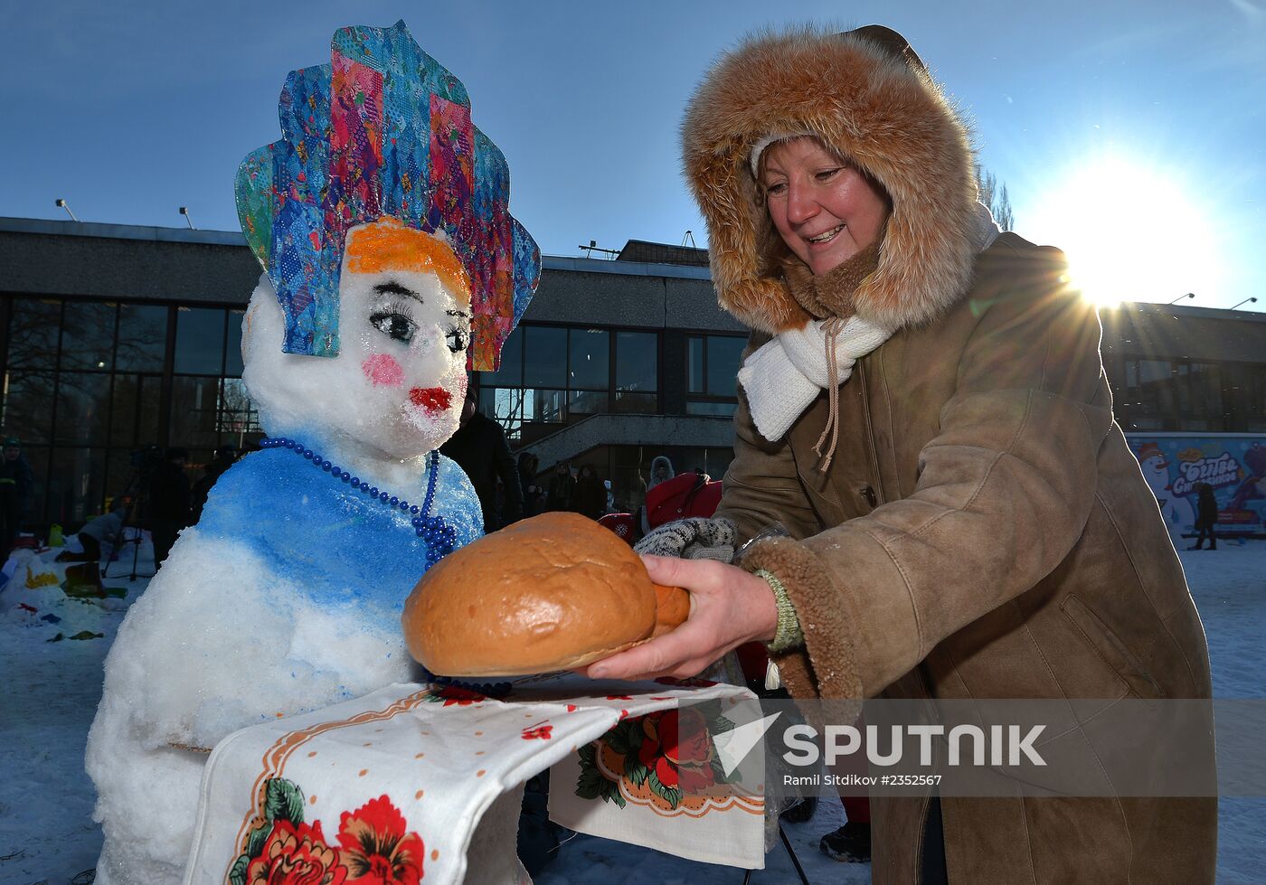 Snowman-building art competition