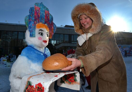 Snowman-building art competition