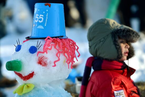 Snowman-building art competition