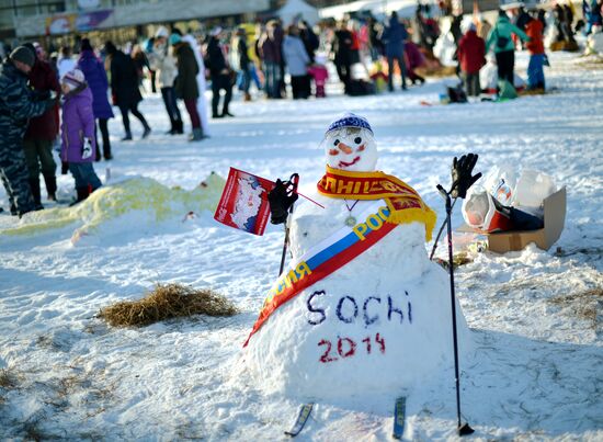 Snowman-building art competition