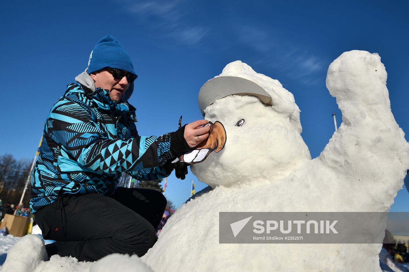 Snowman-building art competition