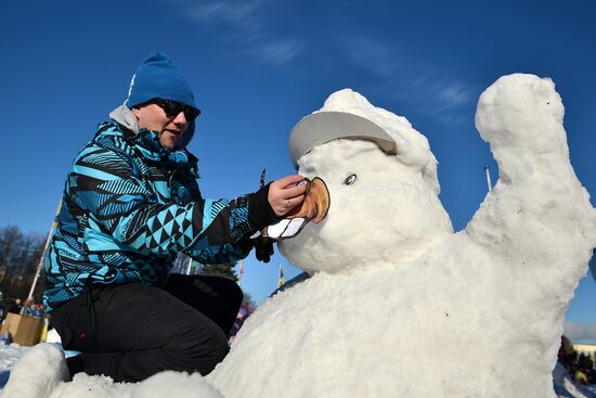Snowman-building art competition