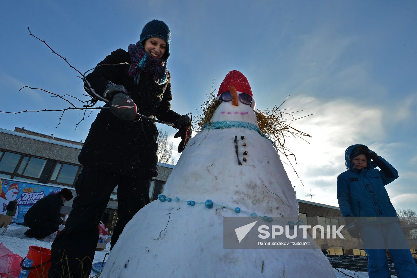 Snowman-building art competition