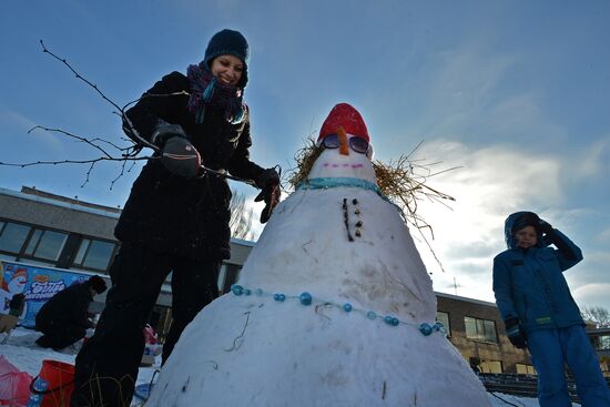 Snowman-building art competition