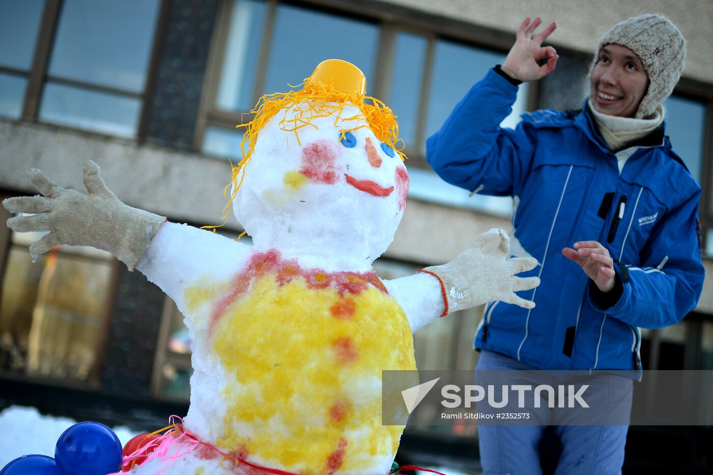 Snowman-building art competition
