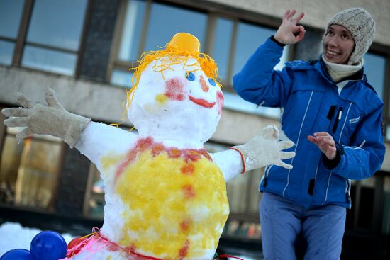 Snowman-building art competition