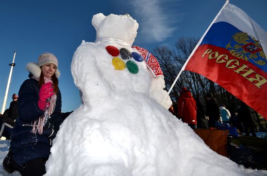 Snowman-building art competition
