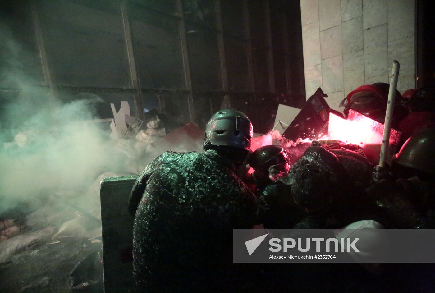 Pro-European integration protesters attack Ukrainian House building