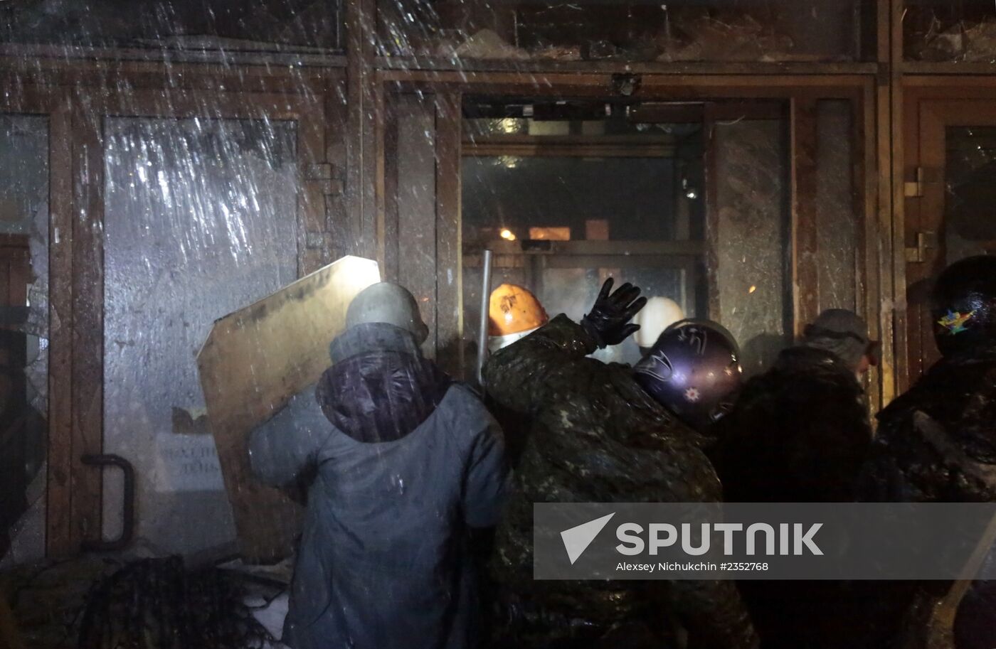 Pro-European integration protesters attack Ukrainian House building