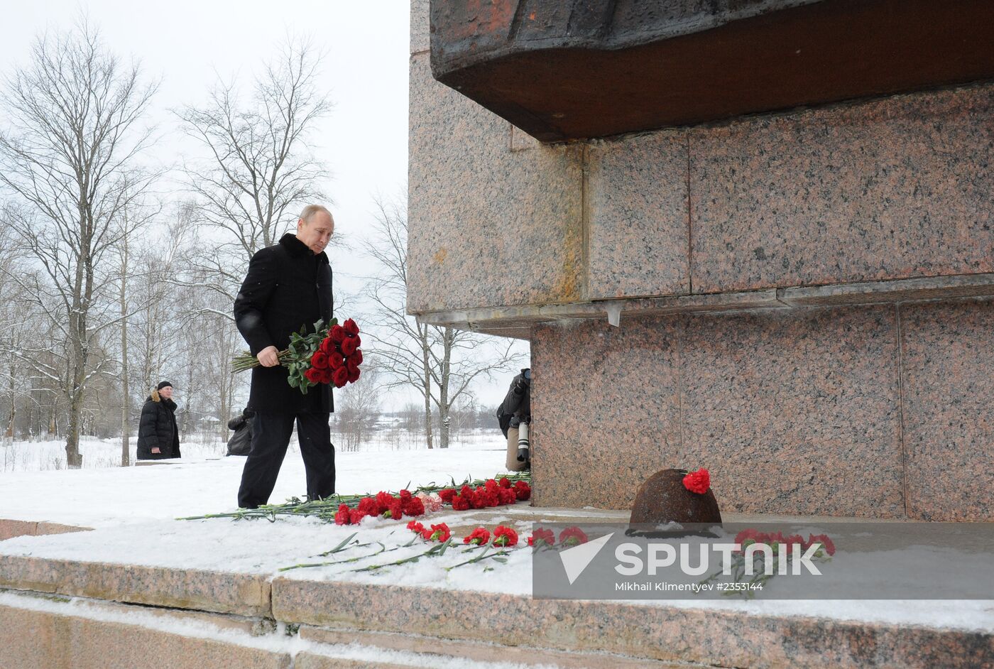Putin attends ceremonies commemorating 70th anniversary of liberation of Leningrad from Nazi siege
