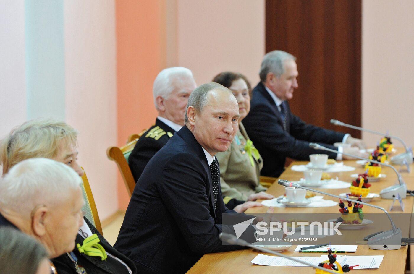 Putin attends events marking 70th anniversary of lifting Leningrad siege