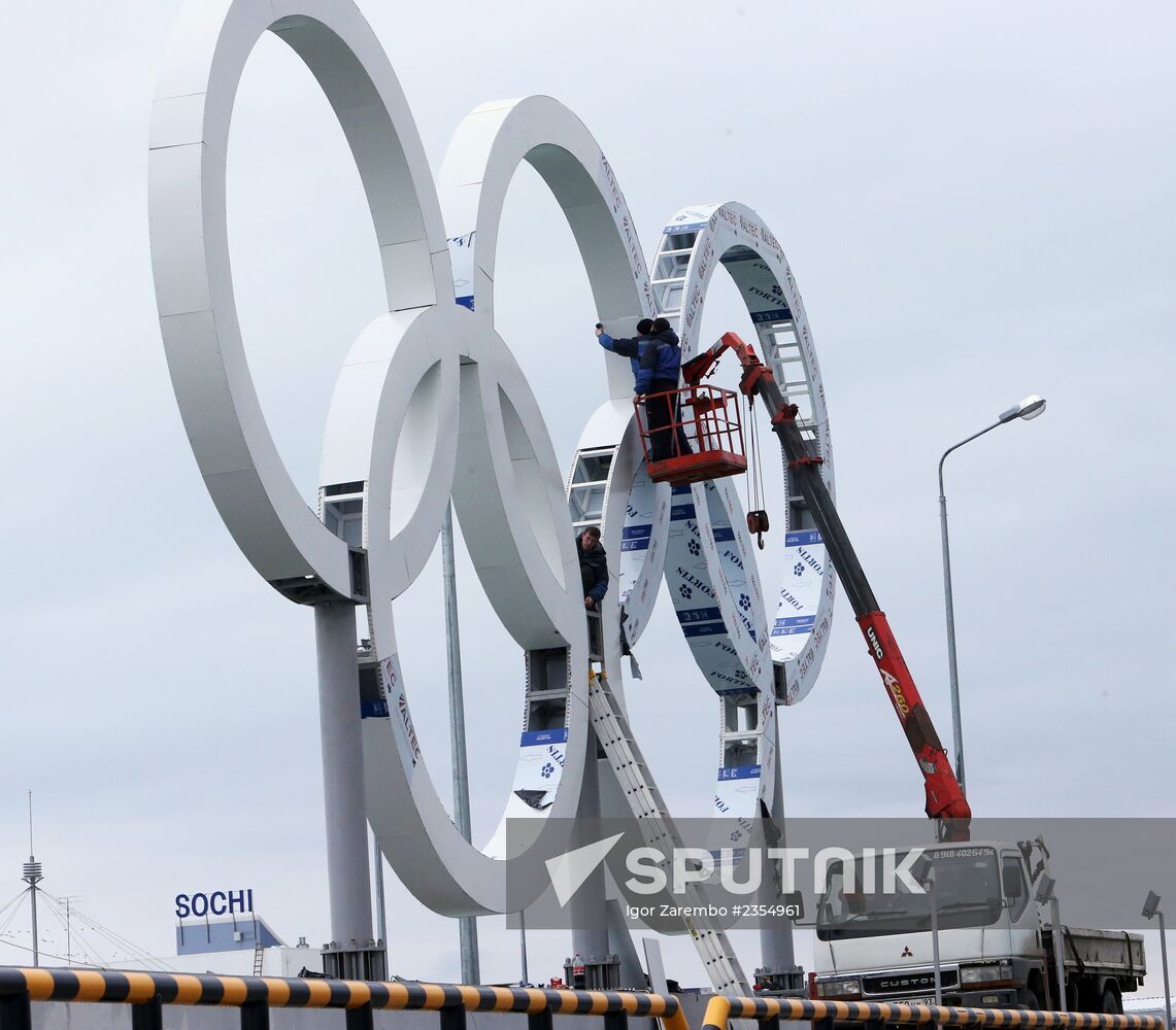 Installation of Olympic rings in seaport of Sochi