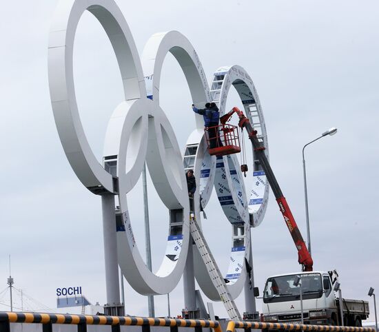 Installation of Olympic rings in seaport of Sochi