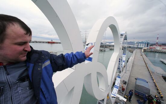 Installation of Olympic rings in seaport of Sochi