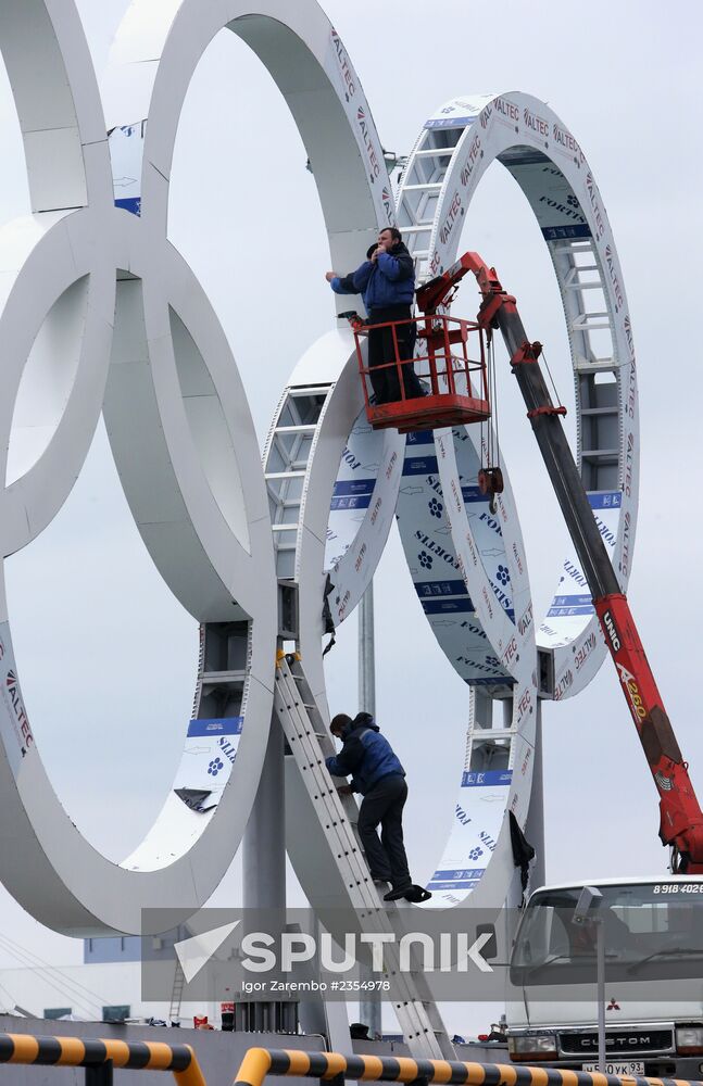 Installation of Olympic rings in seaport of Sochi