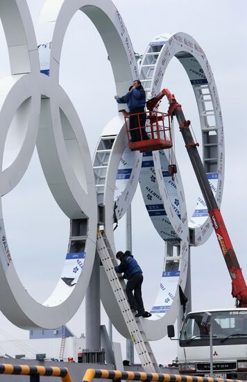 Installation of Olympic rings in seaport of Sochi