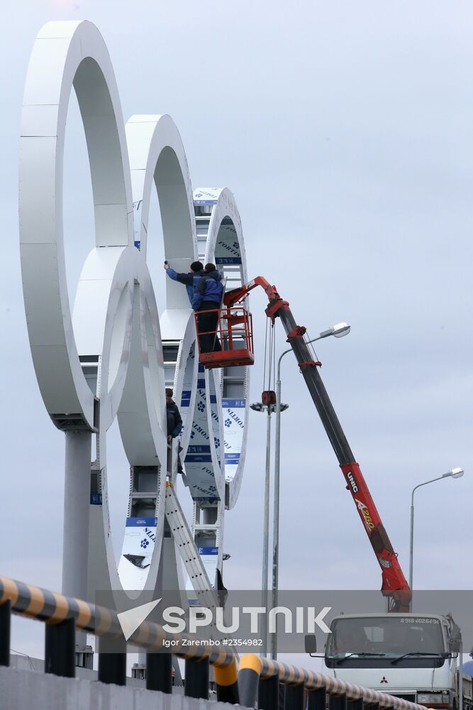 Installation of Olympic rings in seaport of Sochi