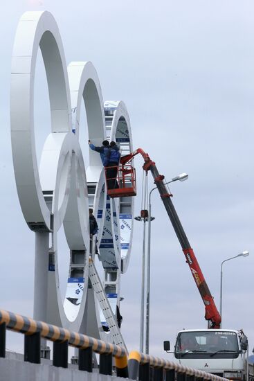 Installation of Olympic rings in seaport of Sochi