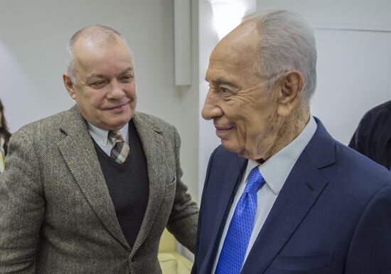 Shimon Peres meets with members of Editors' Club