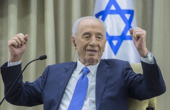 Shimon Peres meets with members of Editors' Club