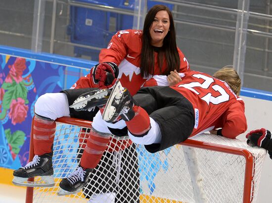 Photo session of Canadian women's national ice hockey team