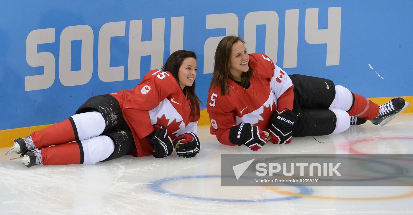 Photo session of Canadian women's national ice hockey team