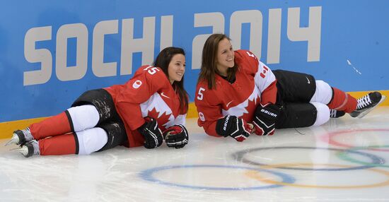 Photo session of Canadian women's national ice hockey team