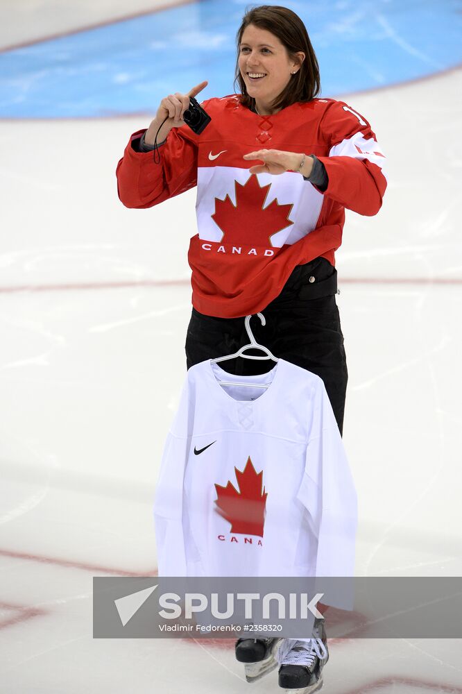 Photo session of Canadian women's national ice hockey team