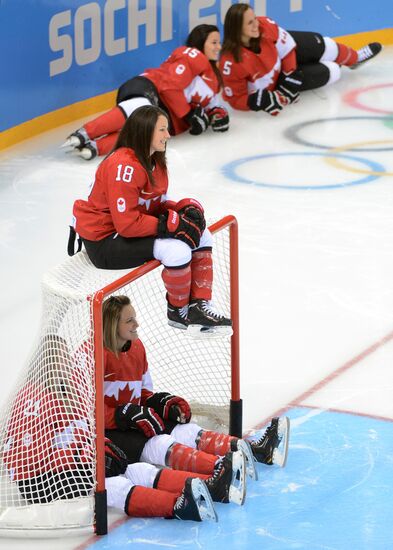 Photo session of Canadian women's national ice hockey team