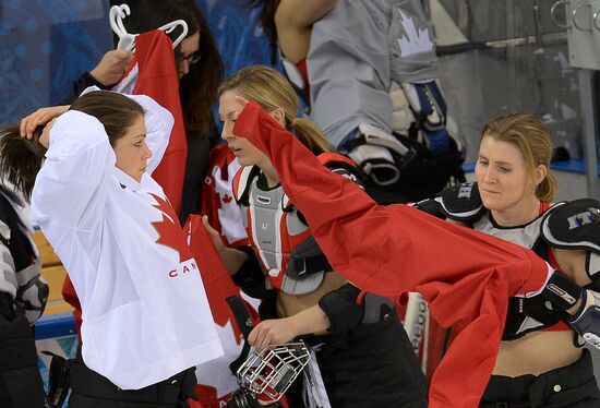 Photo session of Canadian women's national ice hockey team