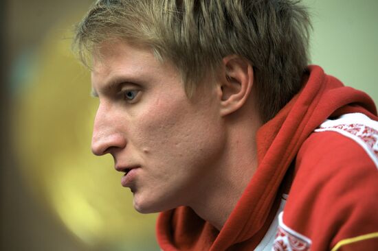 Speed skater Ivan Skobrev: Photo op