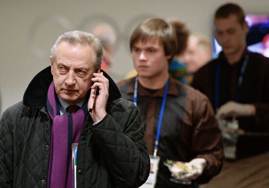 Spectators arrive at the opening ceremony of the 2014 Winter Olympics