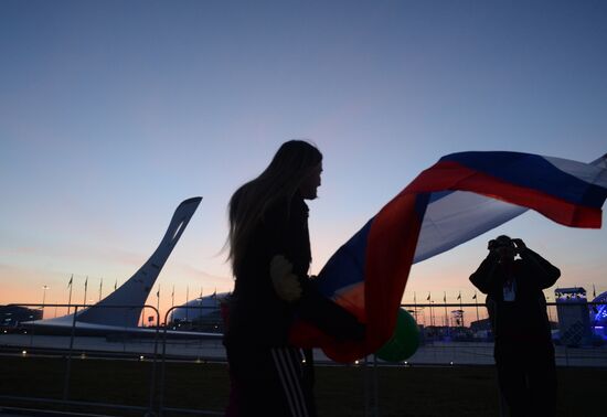 Spectators arrive at the open ceremony of the 2014 Winter Olympics