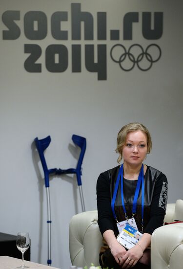 Spectators arrive at the open ceremony of the 2014 Winter Olympics