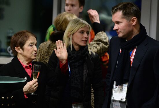 Spectators arrive at the opening ceremony of the XXI Olympic Winter Games
