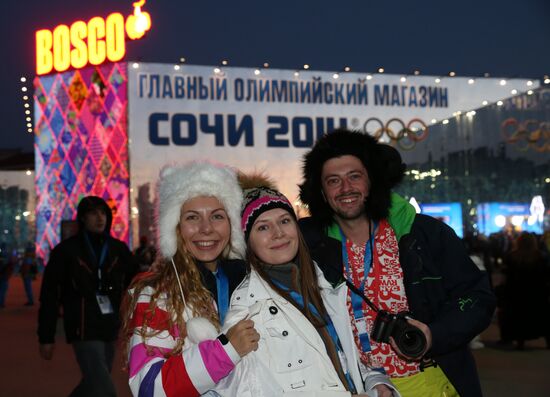 Spectators arrive at the open ceremony of the 2014 Winter Olympics