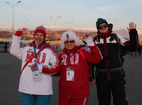 Spectators arrive at the opening ceremony of the 2014 Winter Olympics