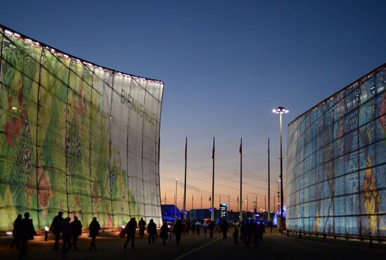 Spectators arrive at the opening ceremony of the XXI Olympic Winter Games