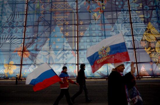 Spectators arrive for the XXII Olympic Winter Games opening