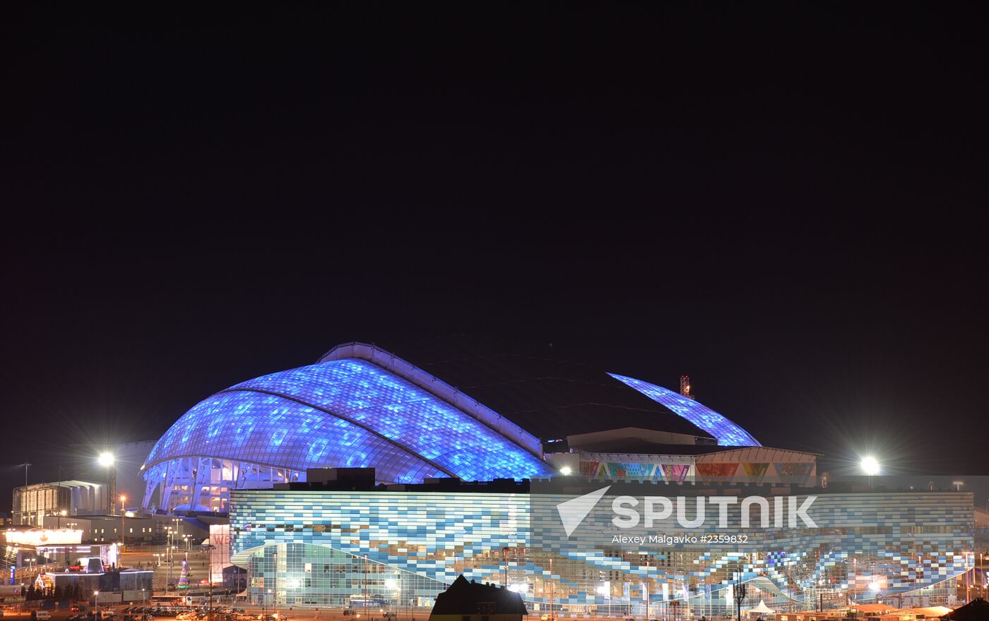 Spectators arrive at the opening ceremony of the XXI Olympic Winter Games