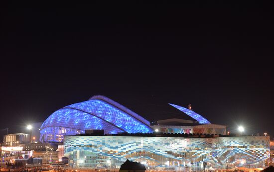 Spectators arrive at the opening ceremony of the XXI Olympic Winter Games
