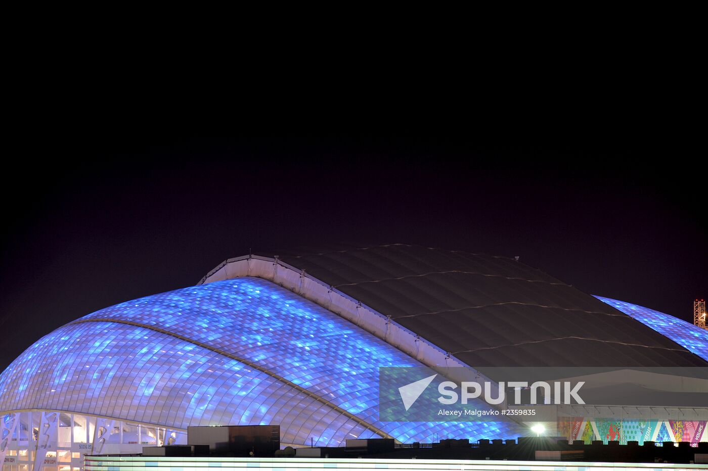 Spectators arrive at the opening ceremony of the XXI Olympic Winter Games