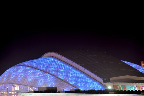 Spectators arrive at the opening ceremony of the XXI Olympic Winter Games