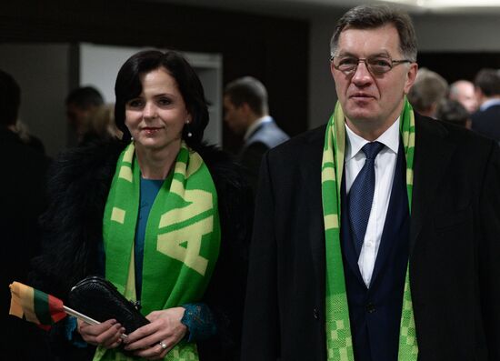Spectators arrive at opening ceremony of XXII Olympic Winter Games
