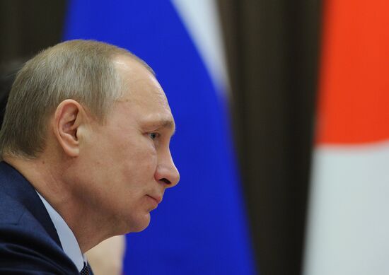 Vladimir Putin meets with Shinzo Abe