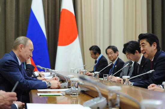 Vladimir Putin meets with Shinzo Abe