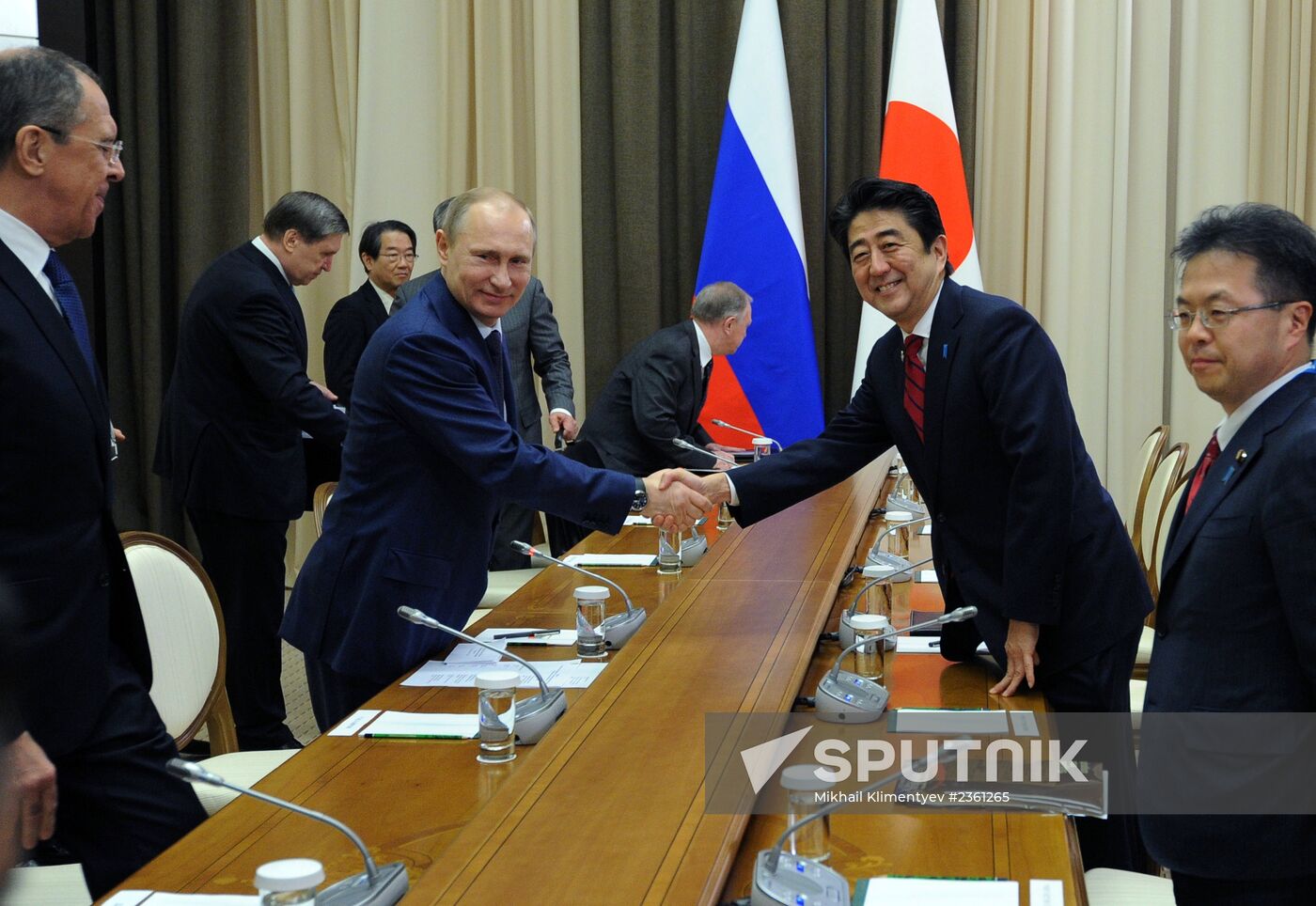 Vladimir Putin meets with Shinzo Abe