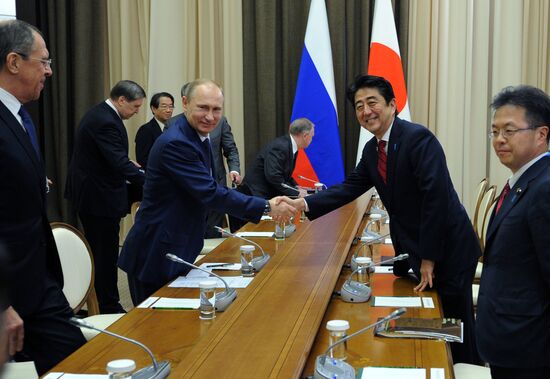 Vladimir Putin meets with Shinzo Abe
